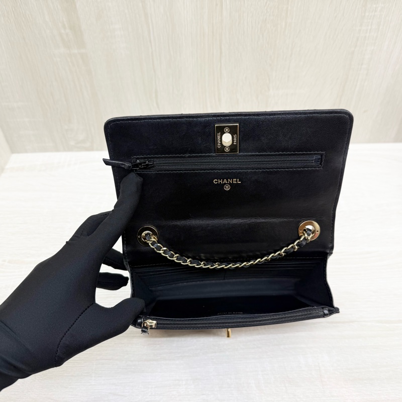 CHANEL黑羊皮淡金釦Trendy CC Woc下蓋小鏈包-7