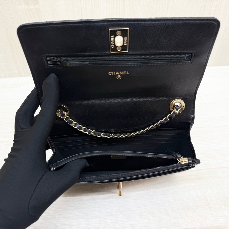 CHANEL黑羊皮淡金釦Trendy CC Woc下蓋小鏈包-8