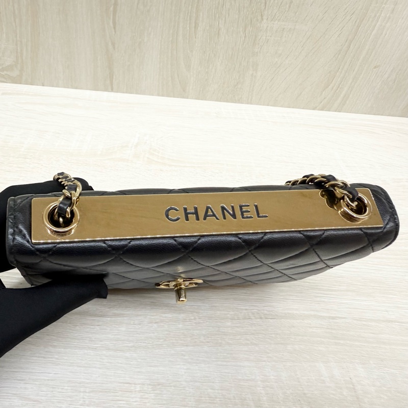 CHANEL黑羊皮淡金釦Trendy CC Woc下蓋小鏈包-9