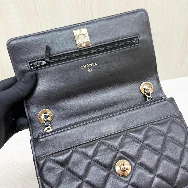 CHANEL黑羊皮淡金釦Trendy CC Woc下蓋小鏈包-10