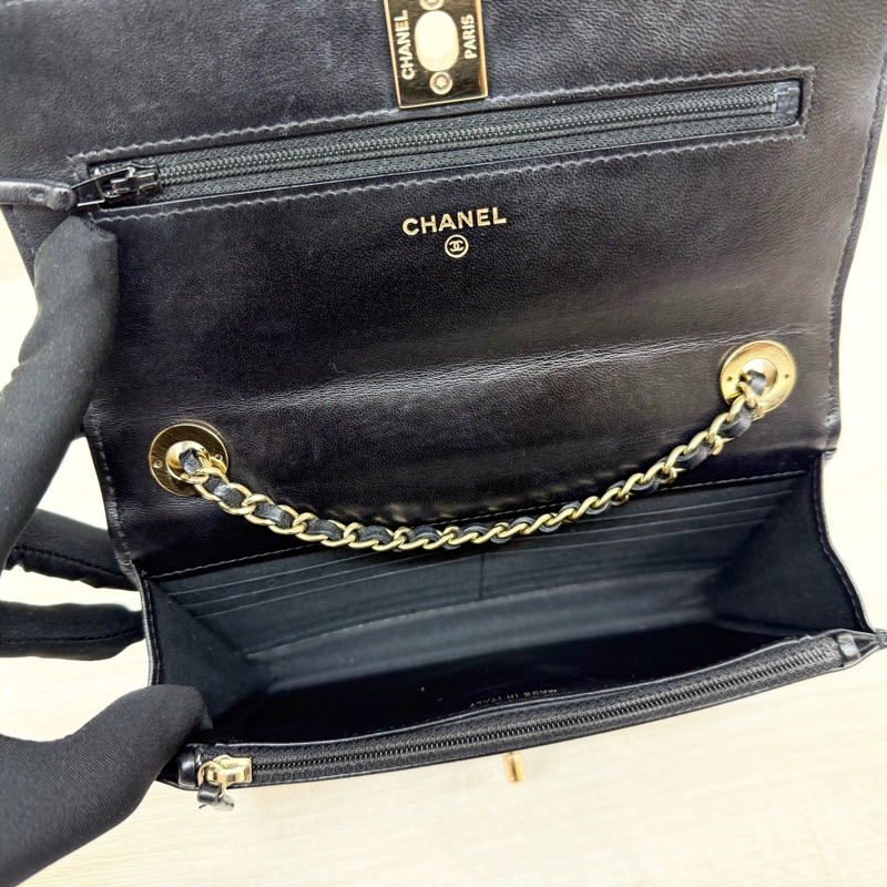 CHANEL黑羊皮淡金釦Trendy CC Woc下蓋小鏈包-11