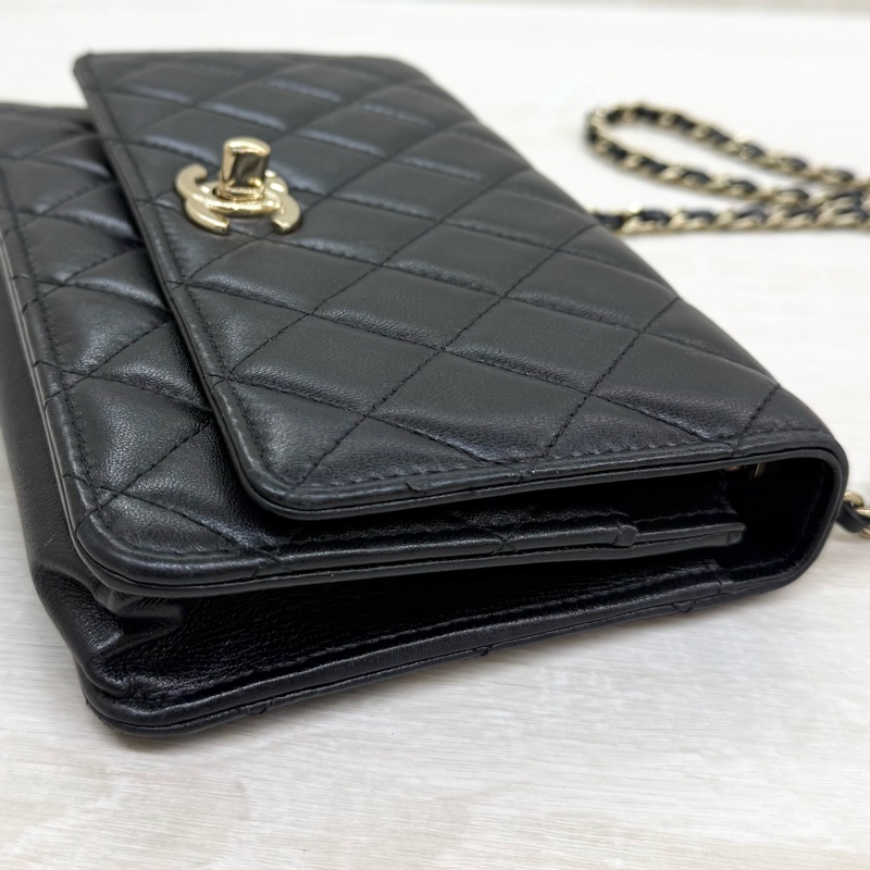 CHANEL黑羊皮淡金釦Trendy CC Woc下蓋小鏈包-12