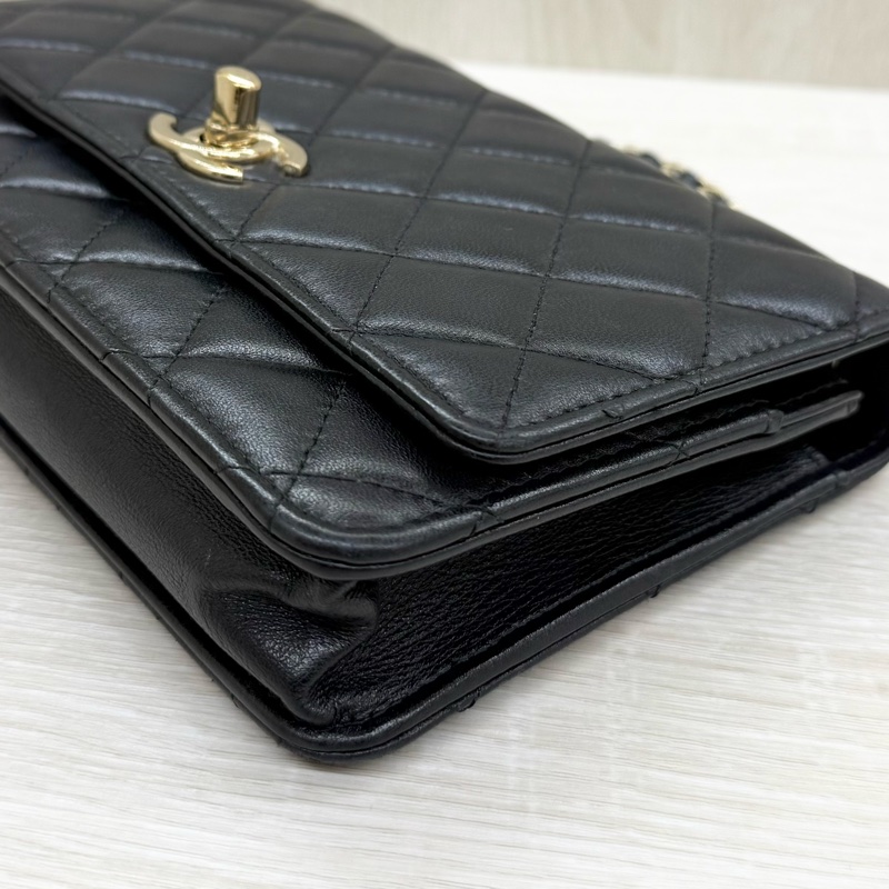 CHANEL黑羊皮淡金釦Trendy CC Woc下蓋小鏈包-14