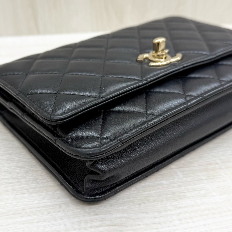 CHANEL黑羊皮淡金釦Trendy CC Woc下蓋小鏈包-15