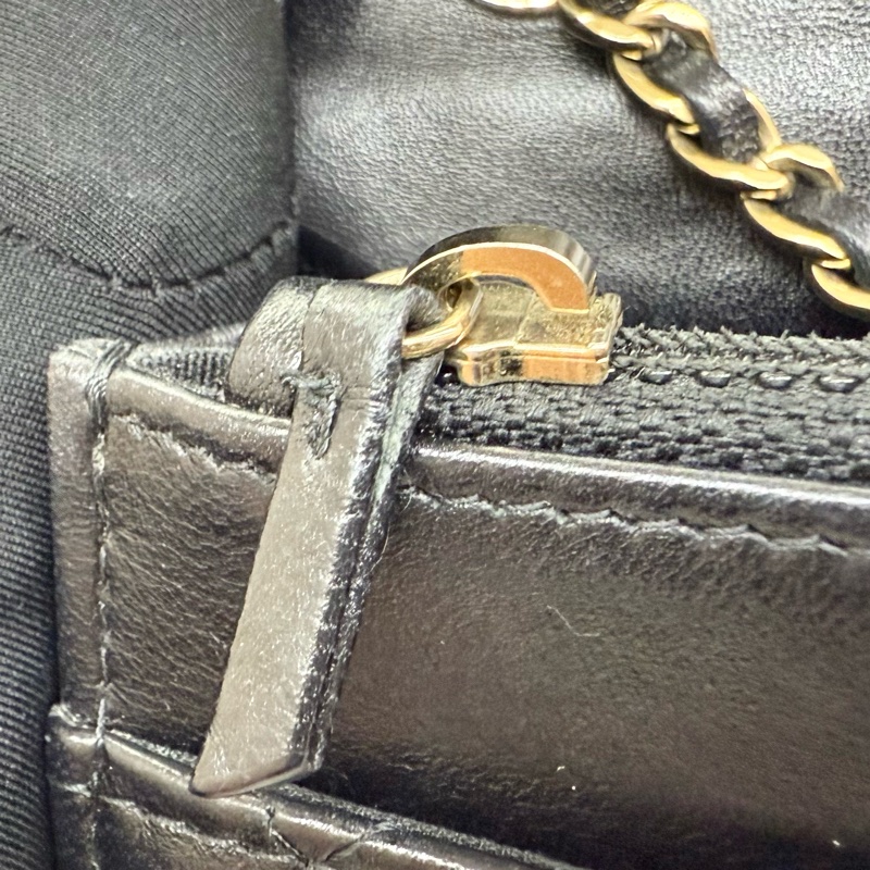 CHANEL黑羊皮淡金釦Trendy CC Woc下蓋小鏈包-16