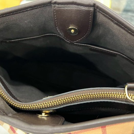 東區正精品㊣BURBERRY 3460067 BURBERRY 經典格紋騎士戰馬拼咖啡色皮革邊抓皺皺折金釦釦式手提包肩背包斜背包 RZ5845-2