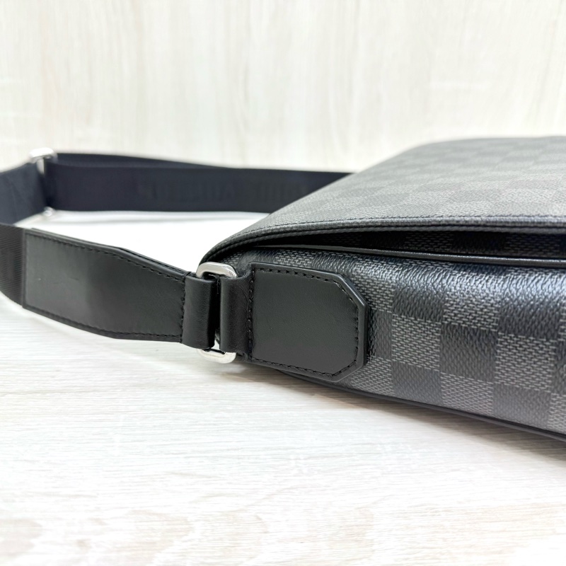 LV黑灰棋盤格帆布District PM郵差包N42710-8