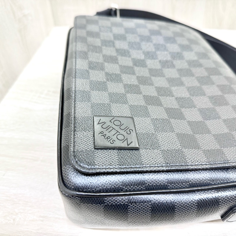 LV黑灰棋盤格帆布District PM郵差包N42710-12