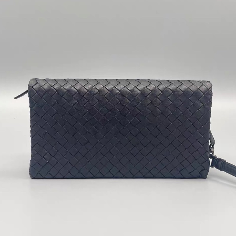 Bottega Veneta BV 全皮鞭隻手拿包 黑-1