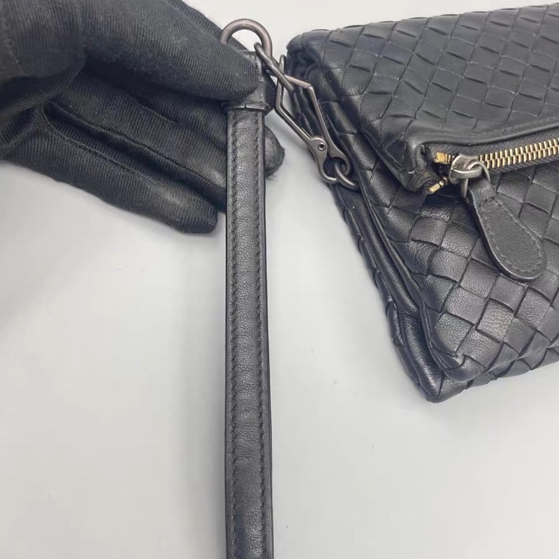 Bottega Veneta BV 全皮鞭隻手拿包 黑-5