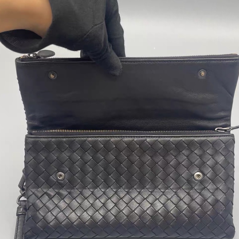 Bottega Veneta BV 全皮鞭隻手拿包 黑-6