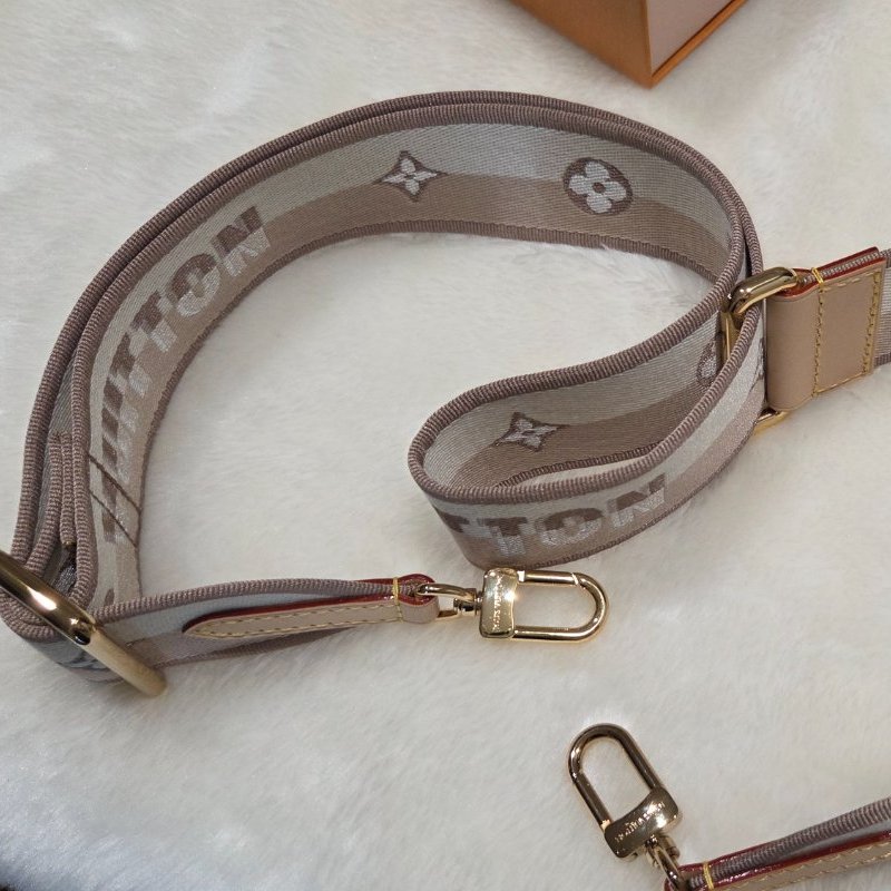 禮物～ LV 路易威登LOUIS VUlTTON米色拼色英文LOGO圖騰可調整式寬背帶/ 肩帶/ 包包配件-1