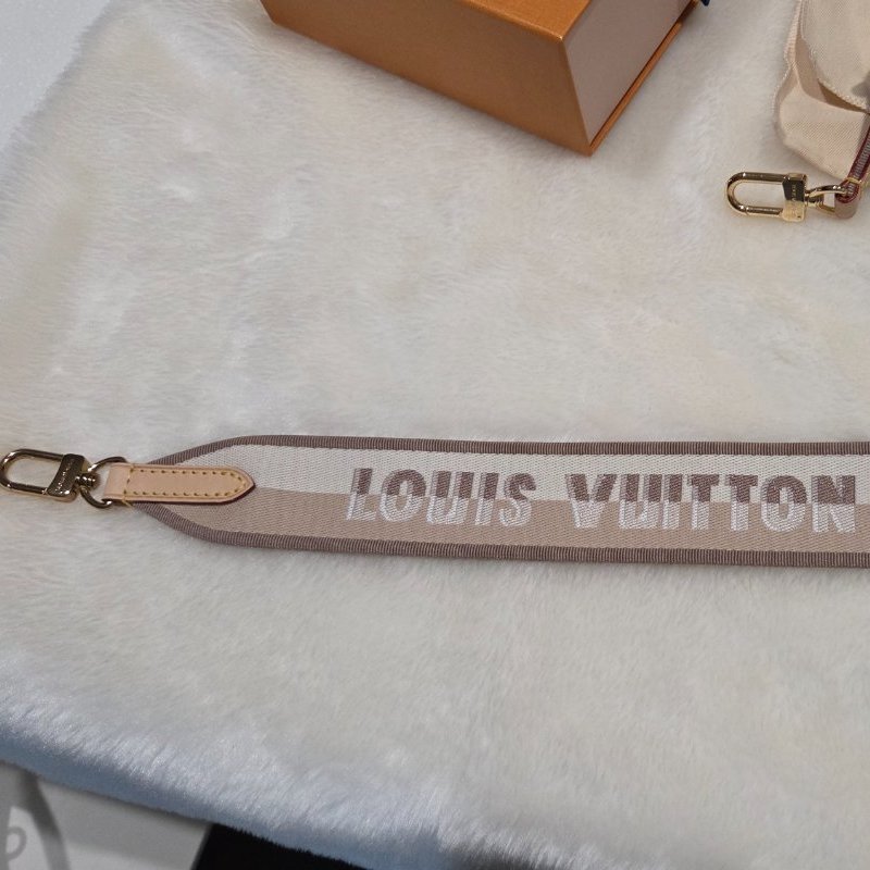 禮物～ LV 路易威登LOUIS VUlTTON米色拼色英文LOGO圖騰可調整式寬背帶/ 肩帶/ 包包配件-3