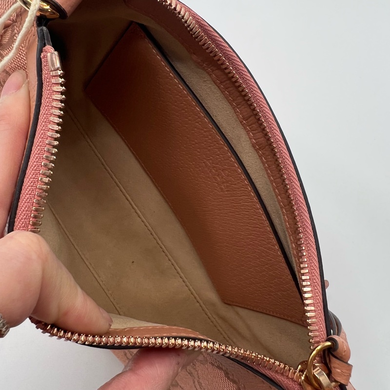 gucci粉色腋下包-7