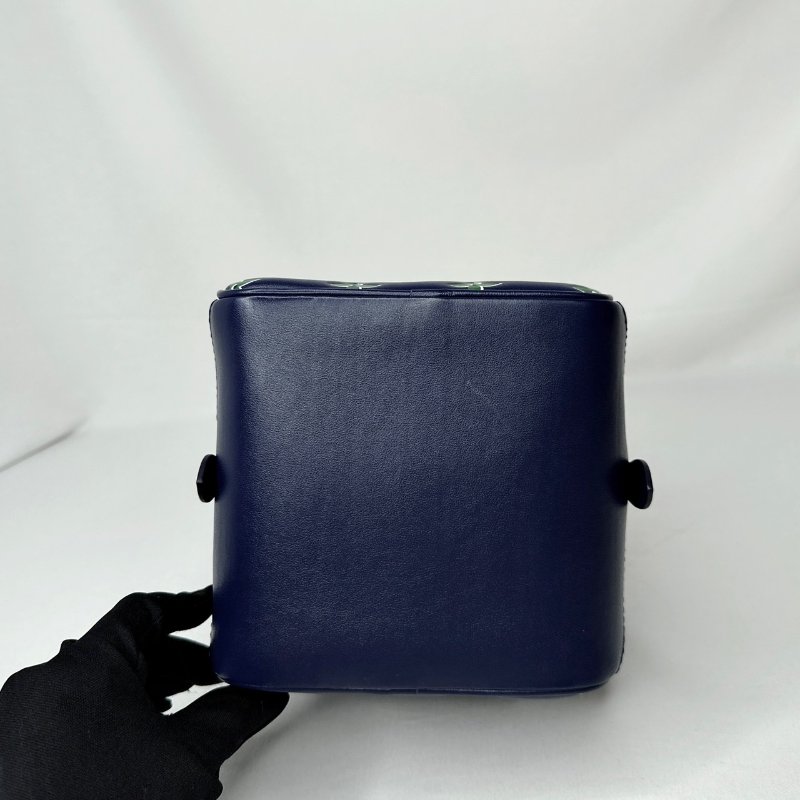 LV Square藍綠羊皮骰子包-10