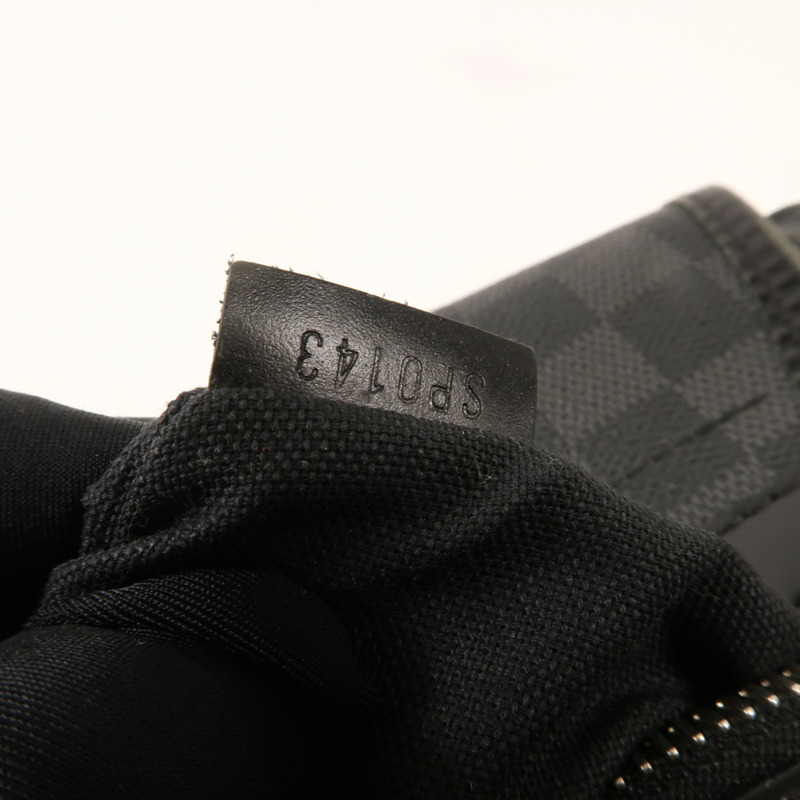 LOUIS VUITTON Damier Graphite Daniel GM銀扣肩背袋-12