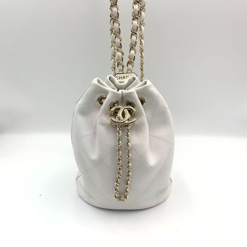 CHANEL 24c菱格紋小羊皮小水桶 白色金扣 BACK PACK-1