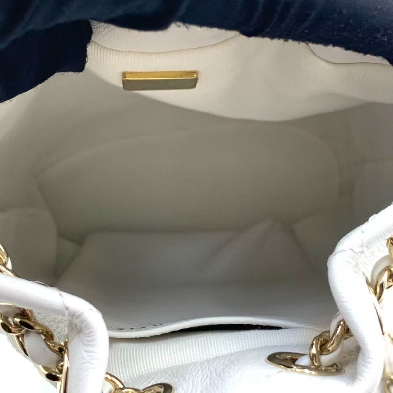 CHANEL 24c菱格紋小羊皮小水桶 白色金扣 BACK PACK-5