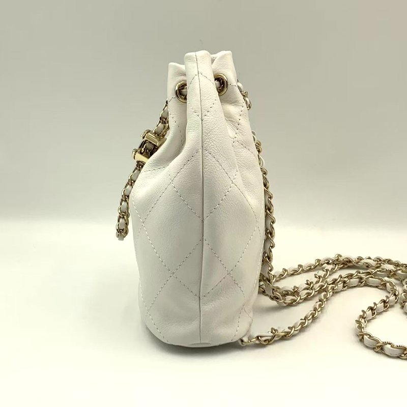 CHANEL 24c菱格紋小羊皮小水桶 白色金扣 BACK PACK-6