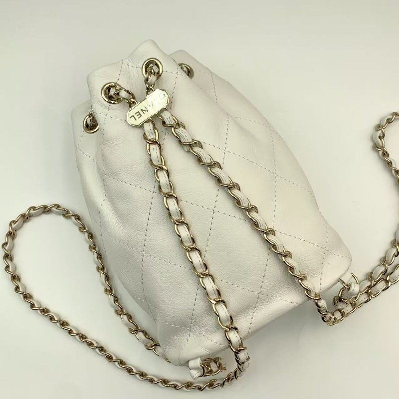 CHANEL 24c菱格紋小羊皮小水桶 白色金扣 BACK PACK-7
