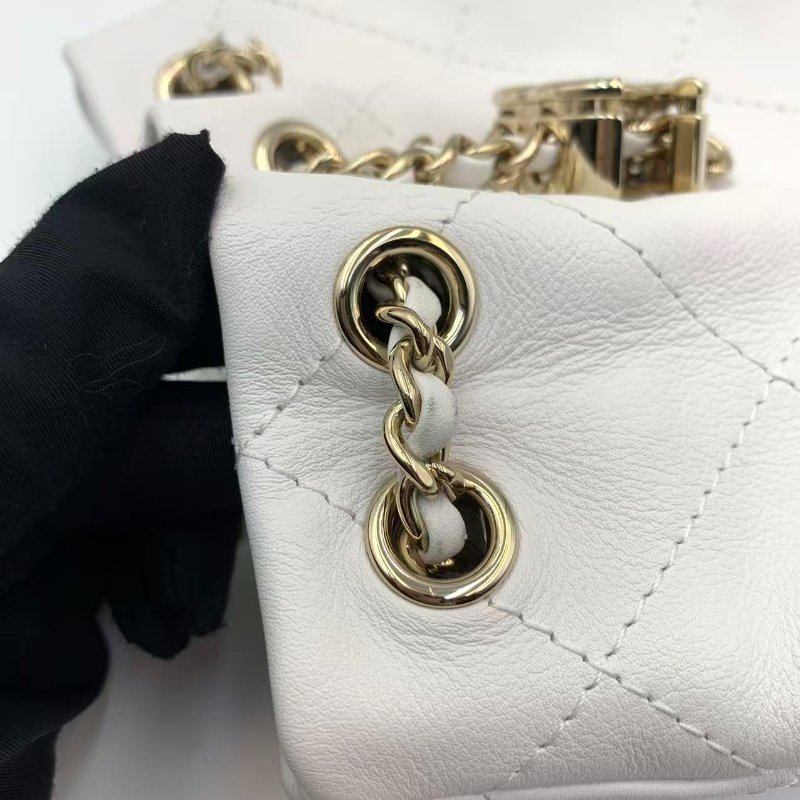 CHANEL 24c菱格紋小羊皮小水桶 白色金扣 BACK PACK-8