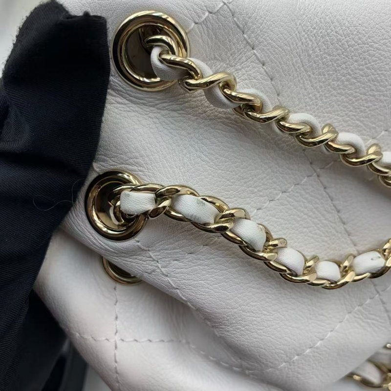 CHANEL 24c菱格紋小羊皮小水桶 白色金扣 BACK PACK-10