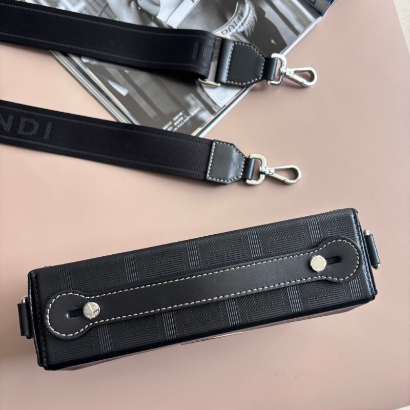 ::FENDI:: Baguette Soft Trunk 黑色皮革手拿包 斜背包 箱型包-1