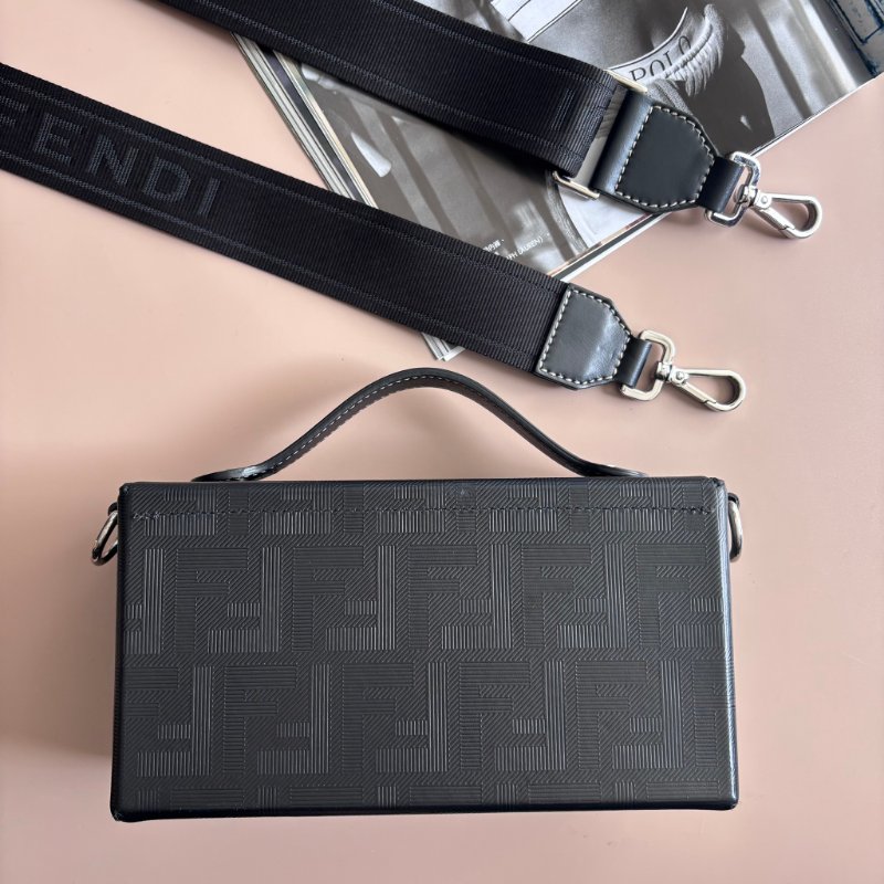 ::FENDI:: Baguette Soft Trunk 黑色皮革手拿包 斜背包 箱型包-2