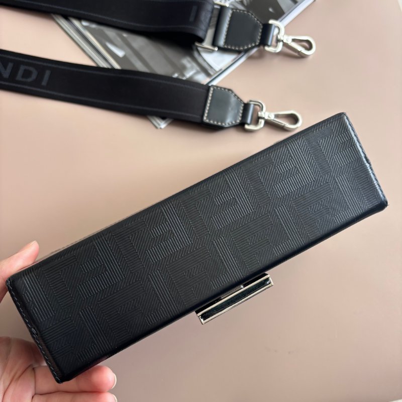 ::FENDI:: Baguette Soft Trunk 黑色皮革手拿包 斜背包 箱型包-4