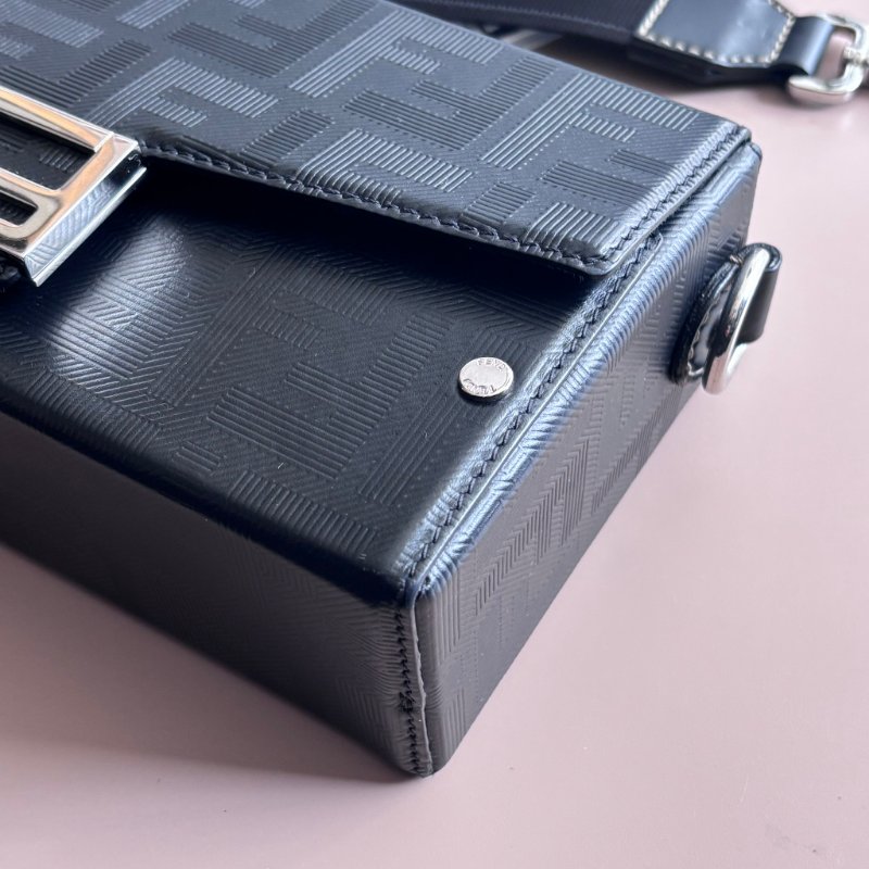 ::FENDI:: Baguette Soft Trunk 黑色皮革手拿包 斜背包 箱型包-5