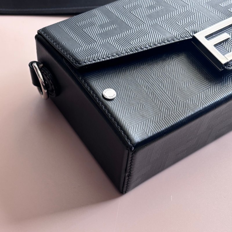 ::FENDI:: Baguette Soft Trunk 黑色皮革手拿包 斜背包 箱型包-6