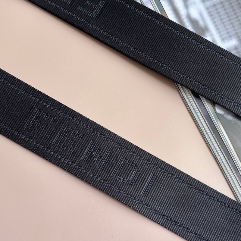 ::FENDI:: Baguette Soft Trunk 黑色皮革手拿包 斜背包 箱型包-9