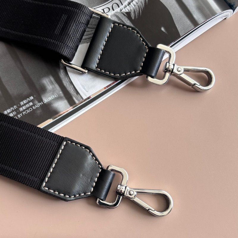 ::FENDI:: Baguette Soft Trunk 黑色皮革手拿包 斜背包 箱型包-10