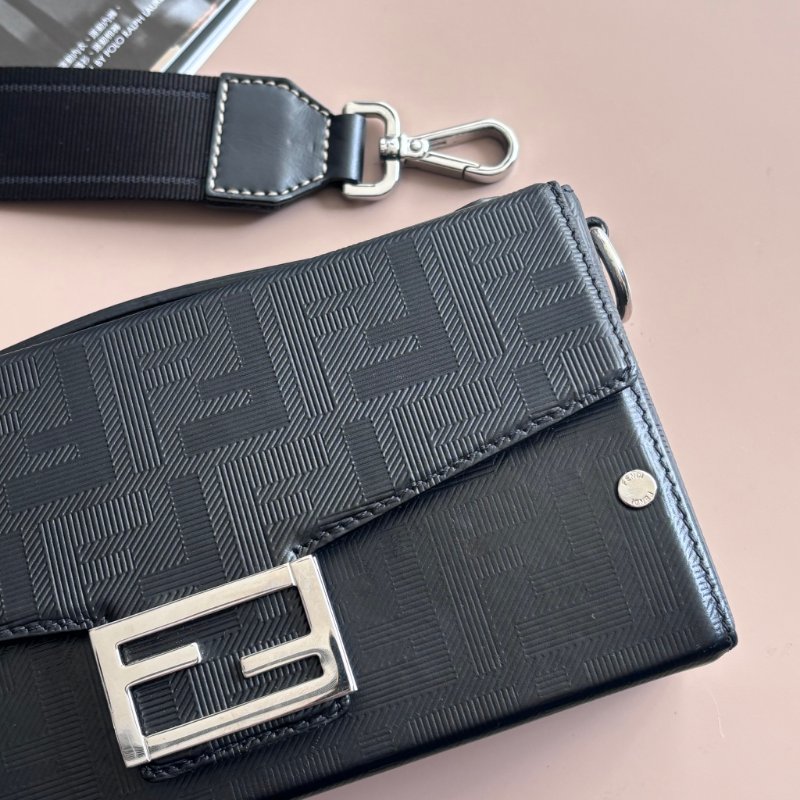 ::FENDI:: Baguette Soft Trunk 黑色皮革手拿包 斜背包 箱型包-11