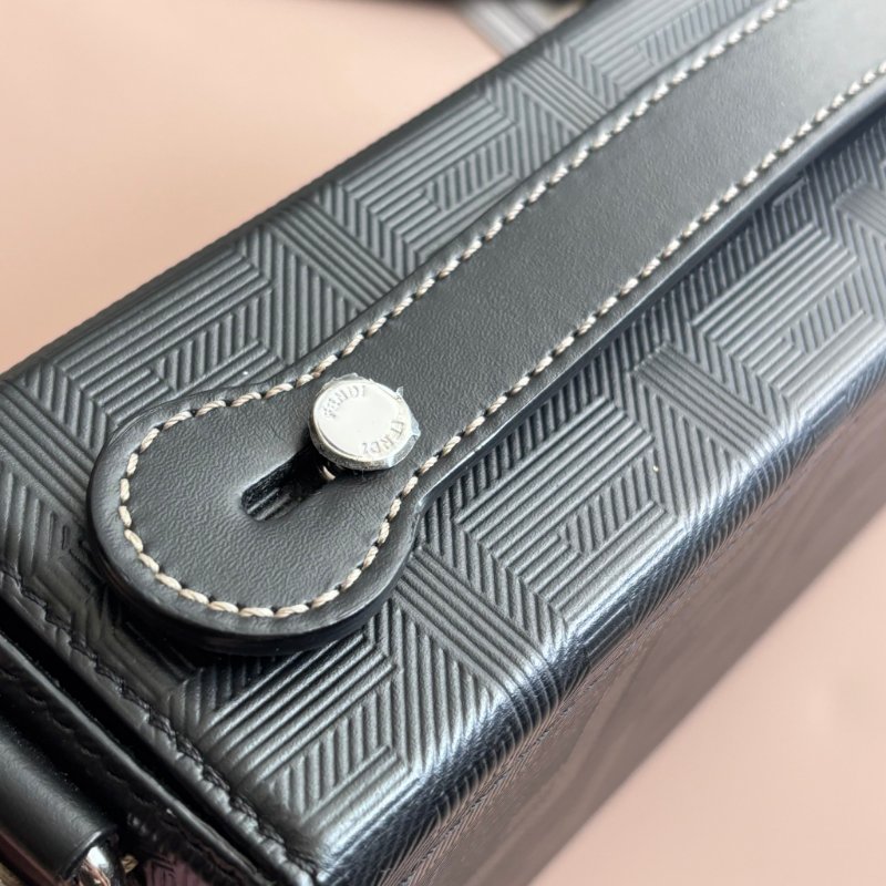 ::FENDI:: Baguette Soft Trunk 黑色皮革手拿包 斜背包 箱型包-17