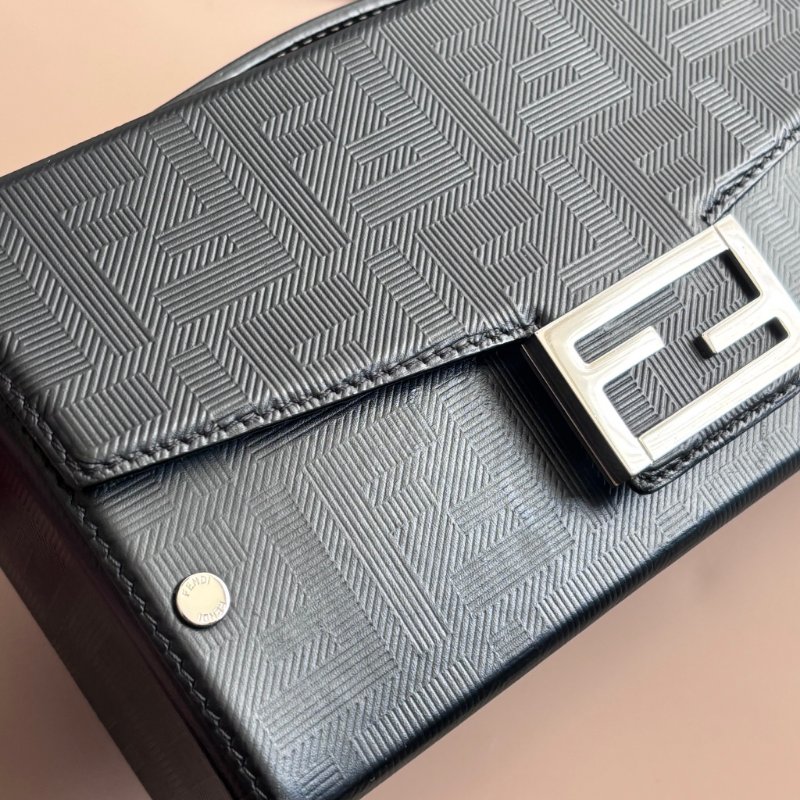 ::FENDI:: Baguette Soft Trunk 黑色皮革手拿包 斜背包 箱型包-20