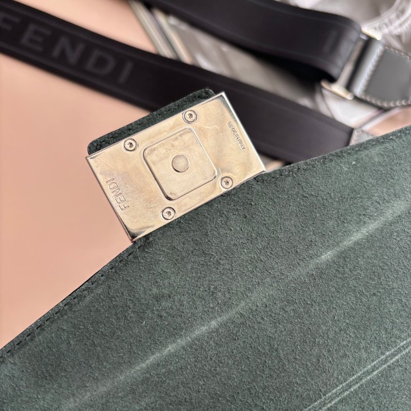 ::FENDI:: Baguette Soft Trunk 黑色皮革手拿包 斜背包 箱型包-21