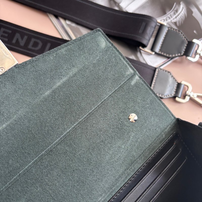 ::FENDI:: Baguette Soft Trunk 黑色皮革手拿包 斜背包 箱型包-22