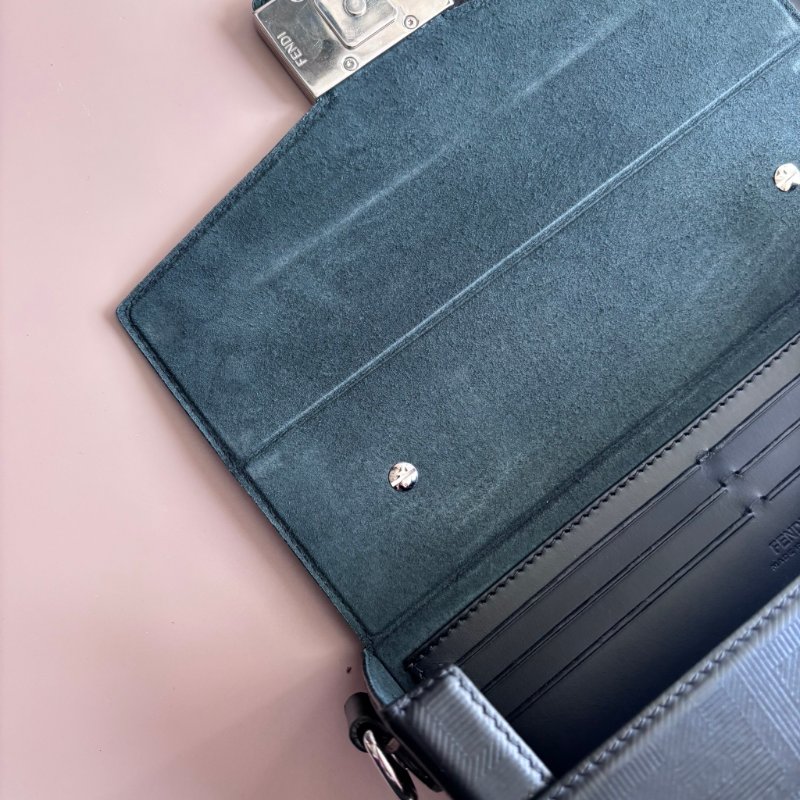 ::FENDI:: Baguette Soft Trunk 黑色皮革手拿包 斜背包 箱型包-24