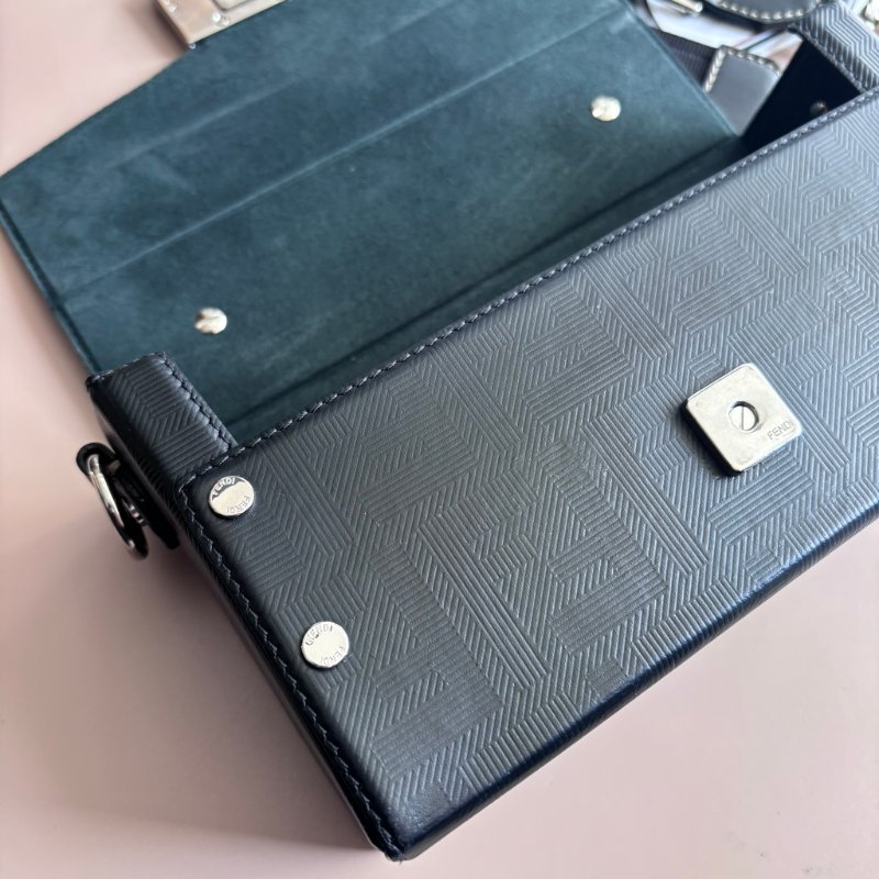 ::FENDI:: Baguette Soft Trunk 黑色皮革手拿包 斜背包 箱型包-25