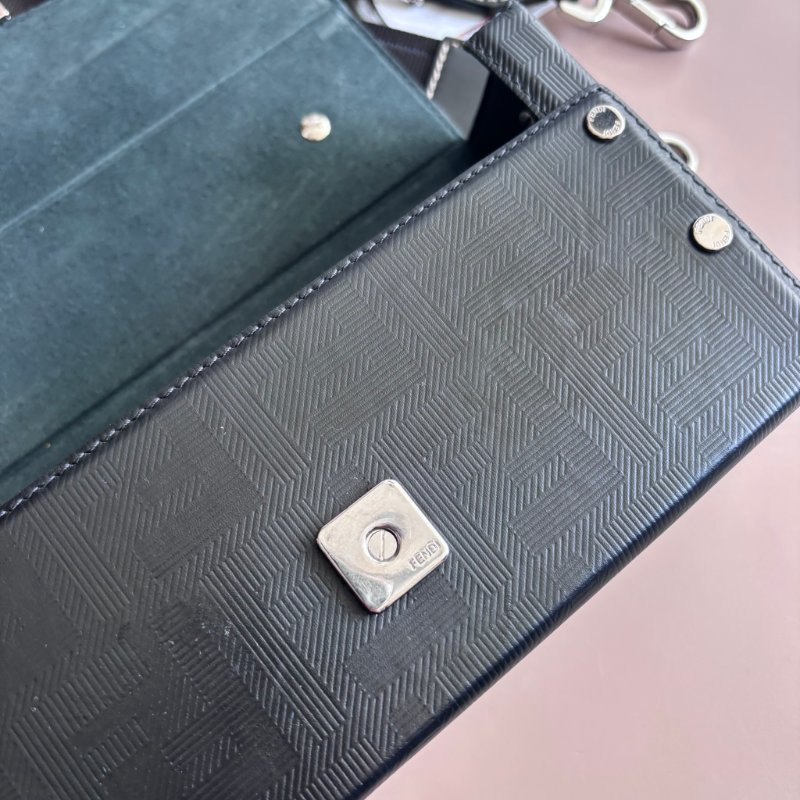 ::FENDI:: Baguette Soft Trunk 黑色皮革手拿包 斜背包 箱型包-26