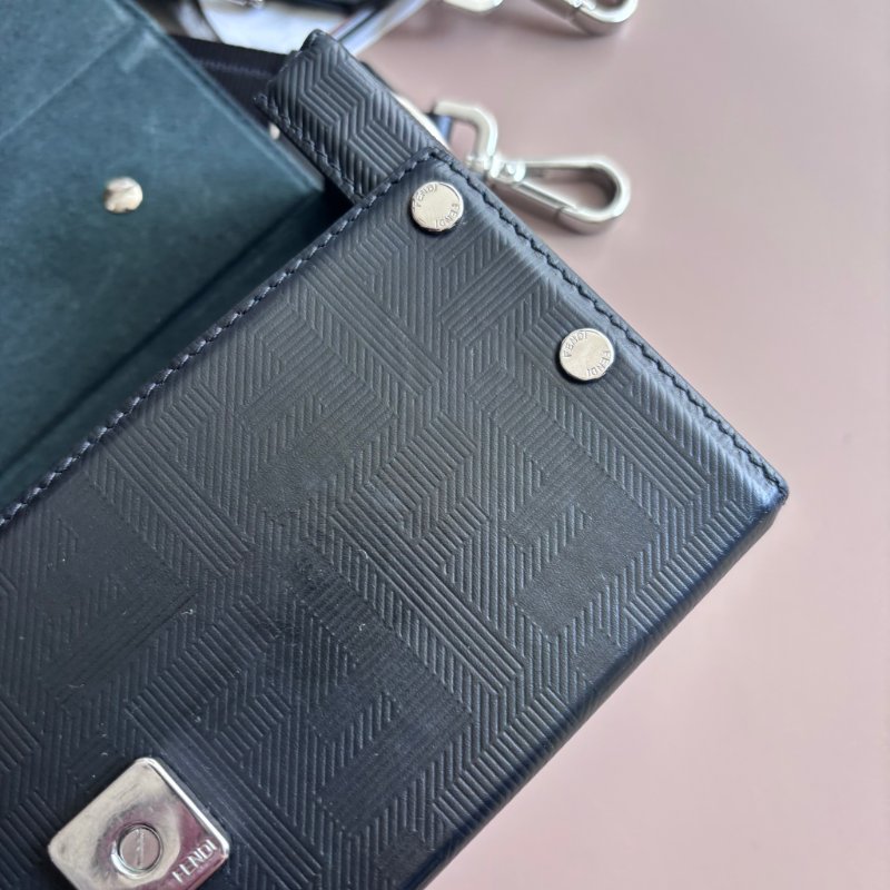 ::FENDI:: Baguette Soft Trunk 黑色皮革手拿包 斜背包 箱型包-27