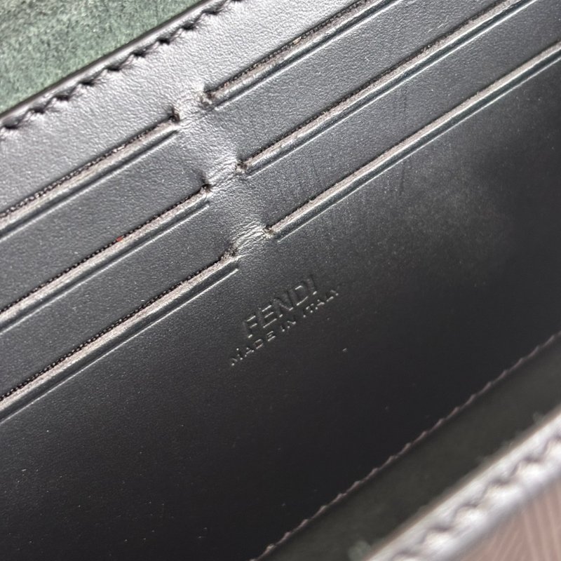 ::FENDI:: Baguette Soft Trunk 黑色皮革手拿包 斜背包 箱型包-28