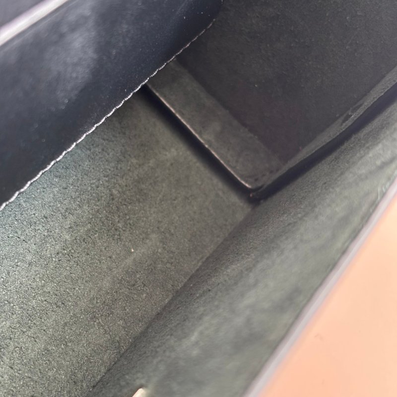 ::FENDI:: Baguette Soft Trunk 黑色皮革手拿包 斜背包 箱型包-31