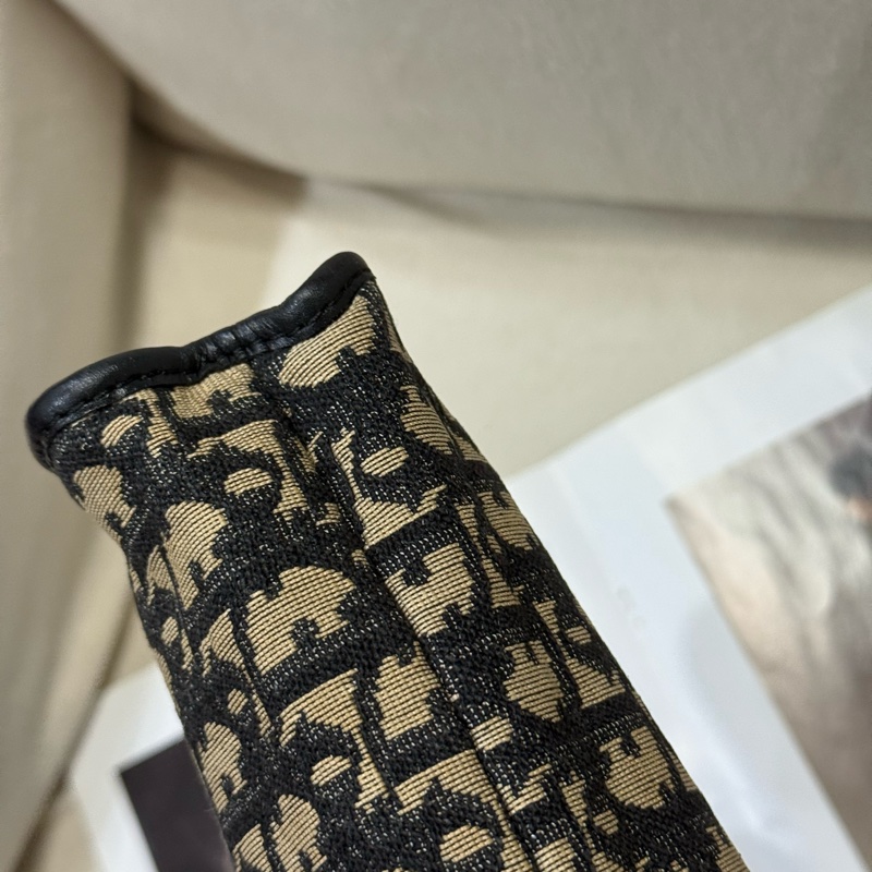 Dior • 經典刺繡老花洗漱包 斜背包-23