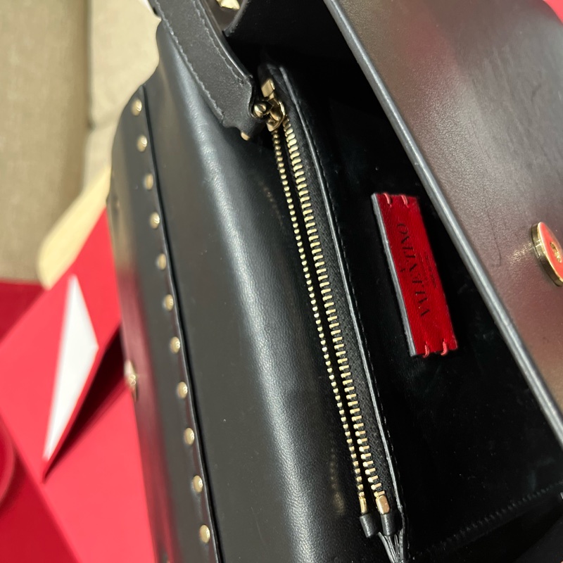 Valentino Garavani Rockstud Small Crossbody Bag(藍黑-11