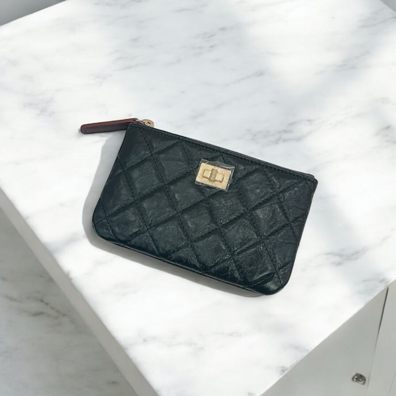 莉亞精品♡ 2.55ㄧ字零錢包 近新美品-0