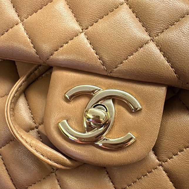 CHANEL 薩爾茨堡雙肩包中號焦糖色羊皮22開銀扣肩背包-1