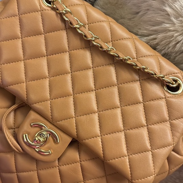 CHANEL 薩爾茨堡雙肩包中號焦糖色羊皮22開銀扣肩背包-2