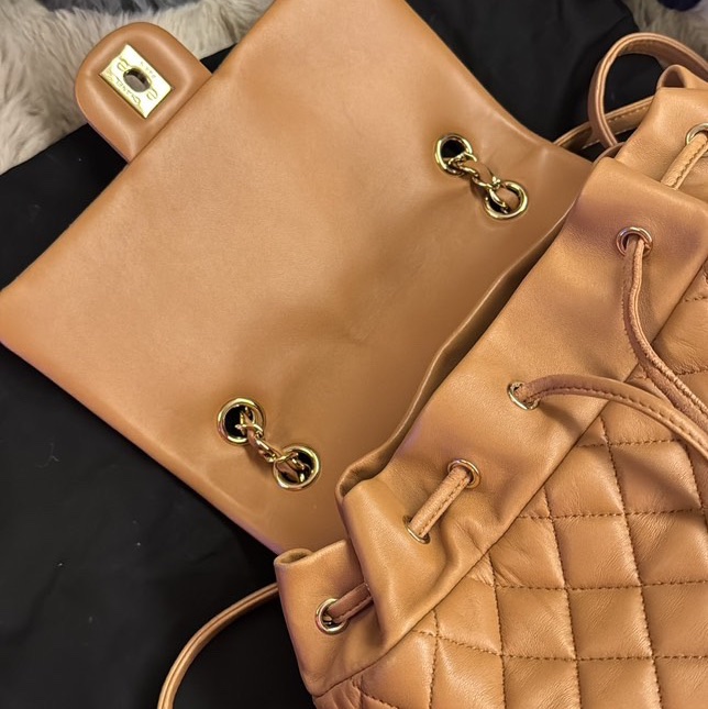 CHANEL 薩爾茨堡雙肩包中號焦糖色羊皮22開銀扣肩背包-4